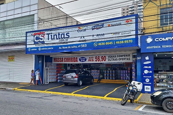 Foto da fachada de nossa loja CS Tintas em Poá, no Centro, na Av. Nove de Julho, em frente ao Santander